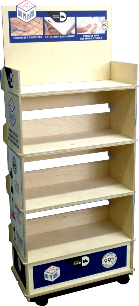 Un estante de madera con cuatro estantes y un cartel encima.