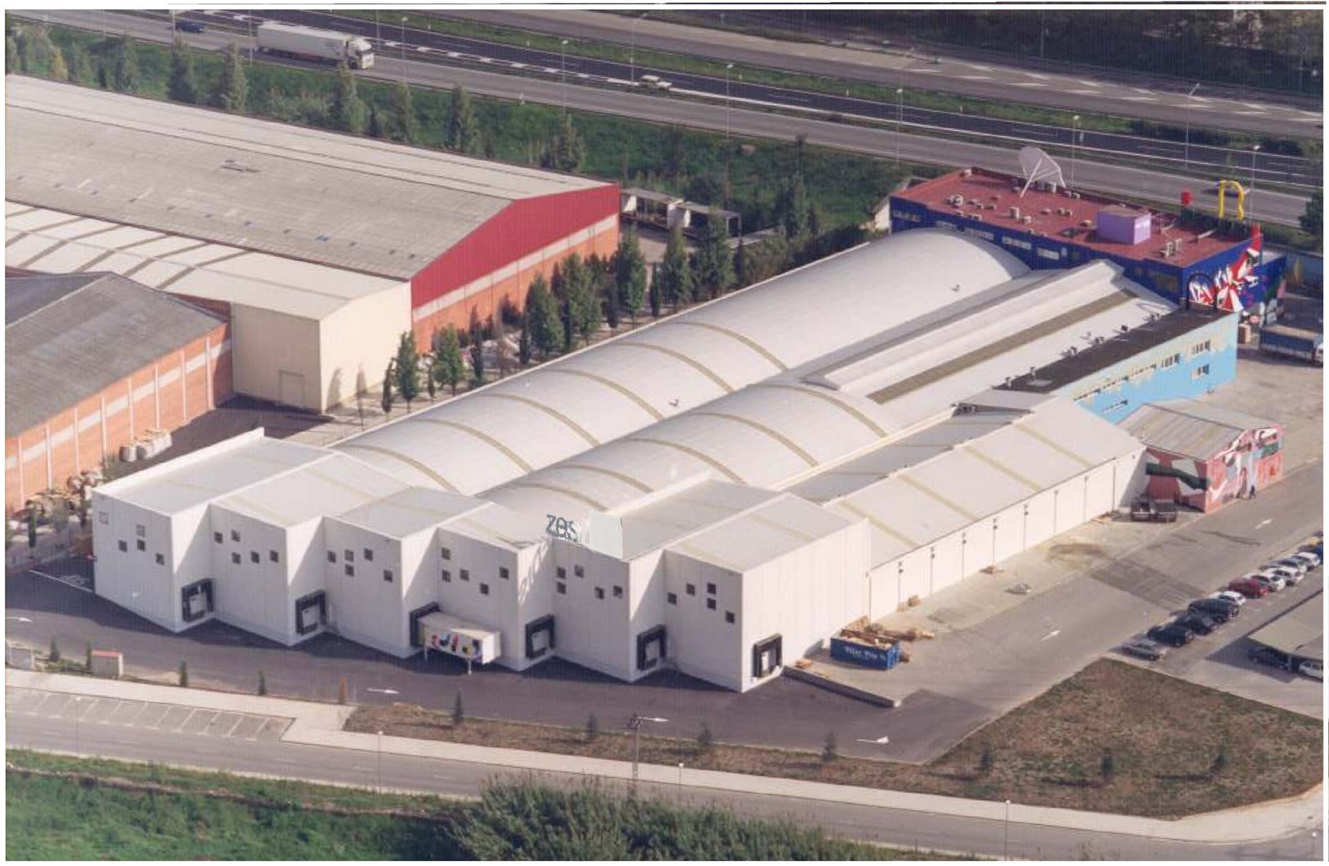 Un grupo de personas está trabajando en una oficina.