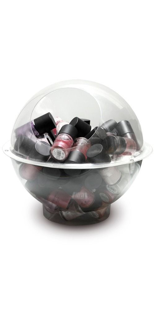 Un recipiente de plástico transparente lleno de lápices labiales sobre un fondo blanco.