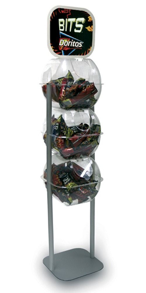 Un expositor lleno de pedacitos de chips Doritos.