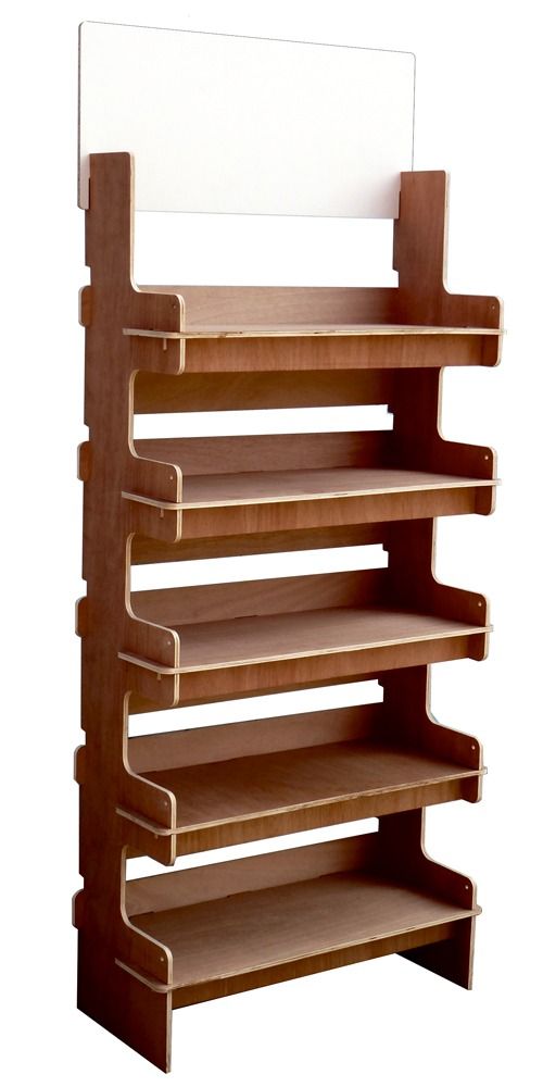 Un estante de cartón con un cartel blanco encima.