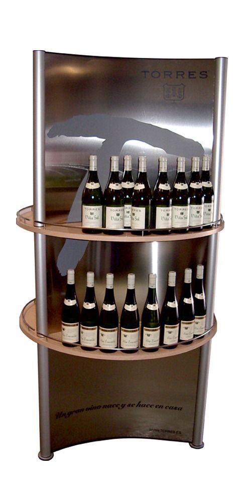 Una exhibición de botellas de vino en un estante de madera.