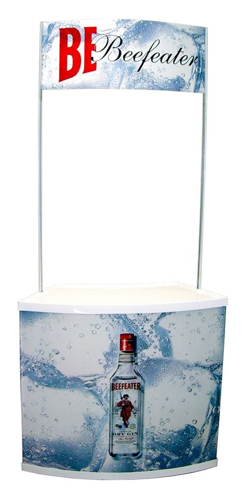 Una mesa pequeña con una botella de Beefeater encima.