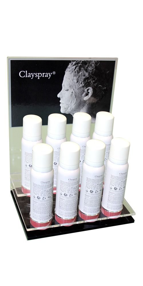 Una exhibición de botellas de spray de arcilla sobre una mesa.