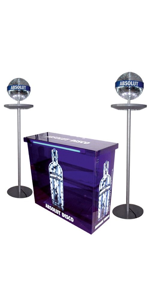 Una mesa morada con una botella de vodka Absolut encima.