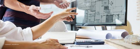 gestikulierende Hände am Schreibtisch