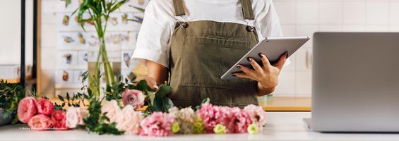 Blumen und Laptop auf einem Tisch