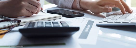 Hände am Schreibtisch