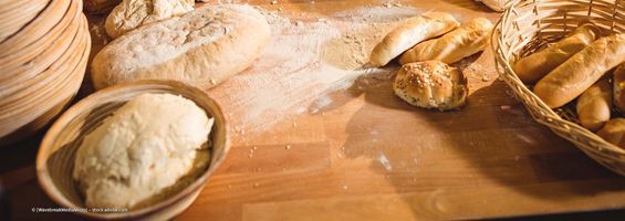 gestikulierende Hände am Schreibtisch