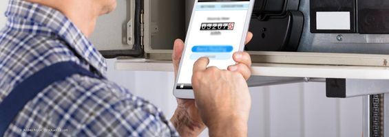 Männerschulter und Smartphone