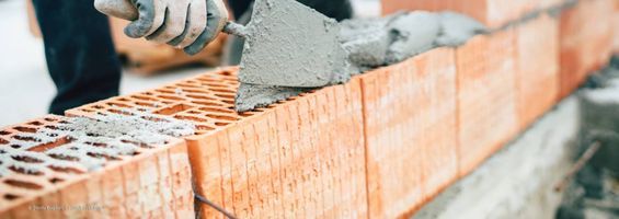 eine Hauswand wird errichtet