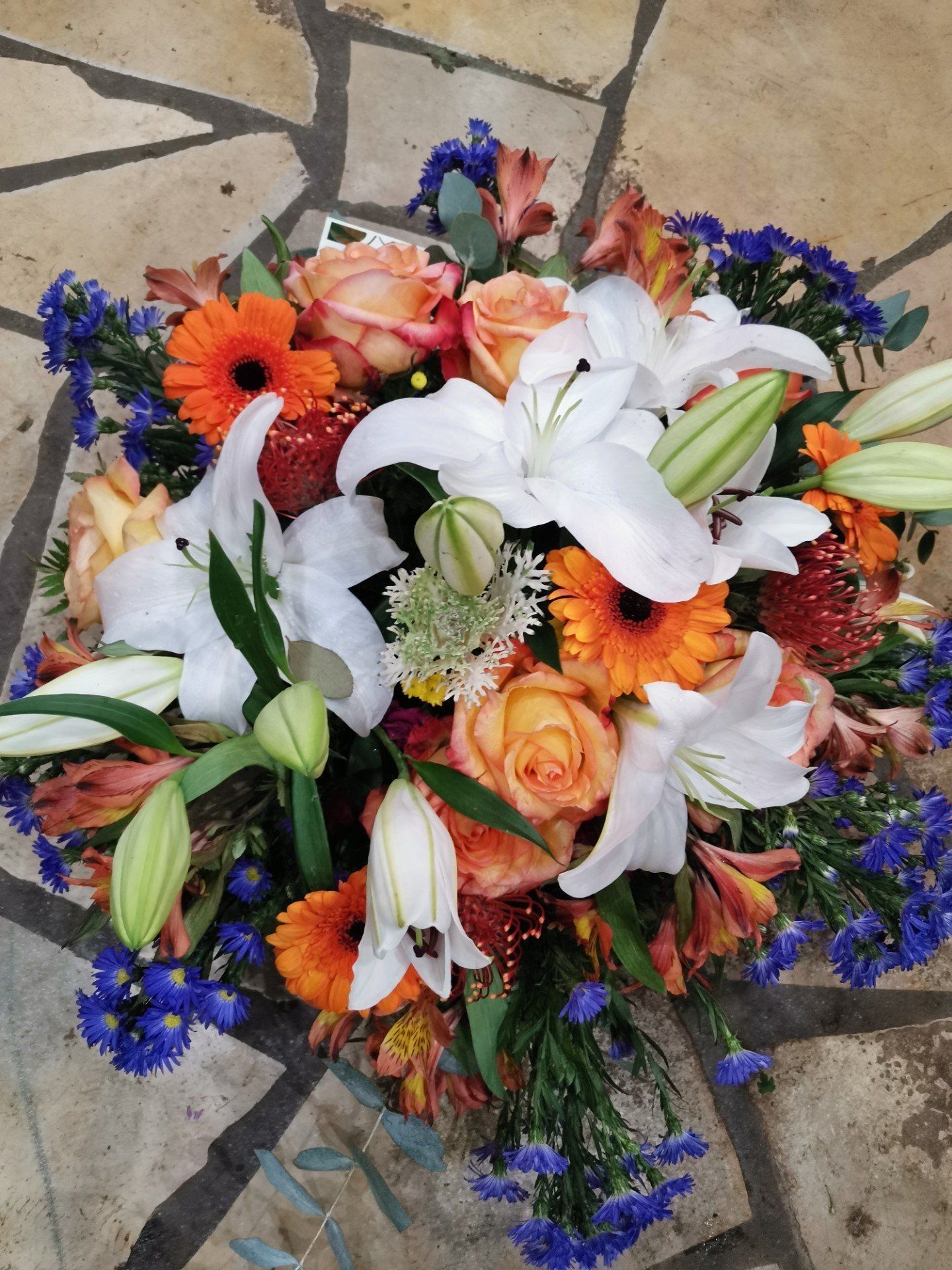 Bouquet de fleurs avec lys blanc et roses oranges