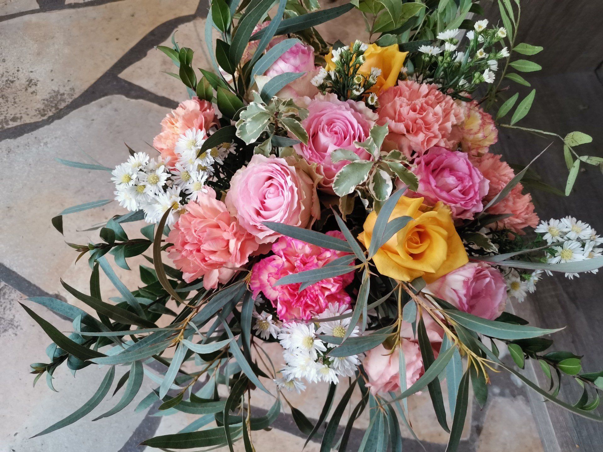 Bouquet de fleurs rose et jaune