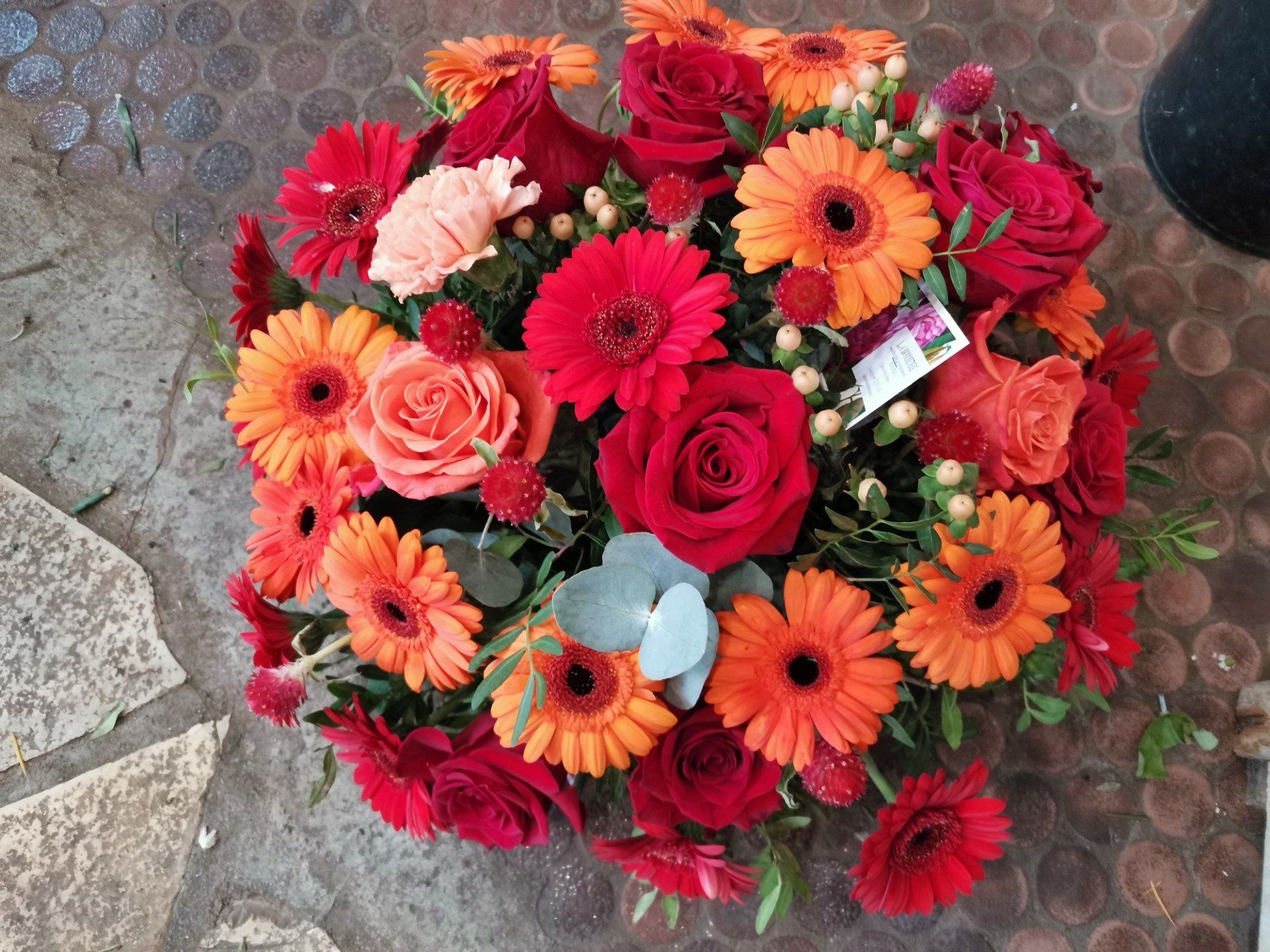 Bouquet de fleurs orange et rouge