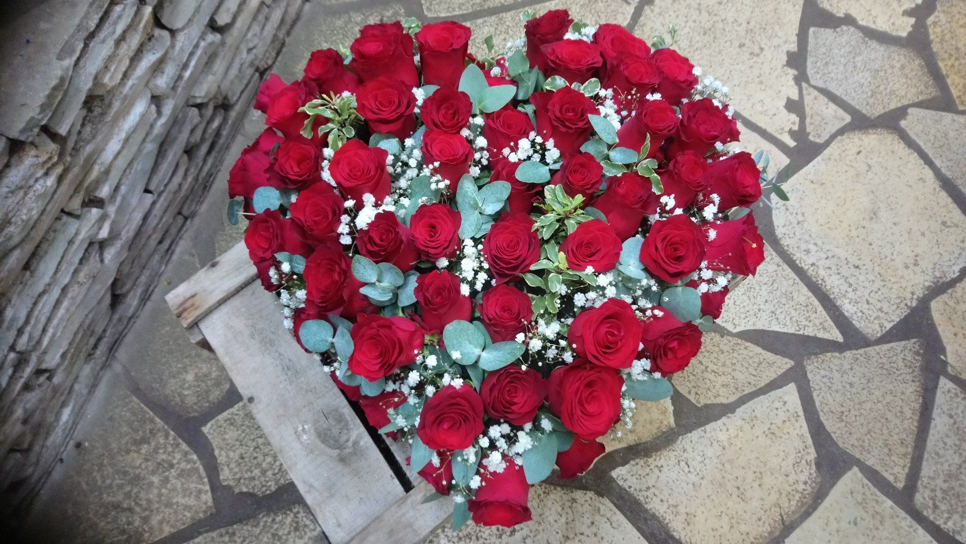 Roses rouges en forme de coeur