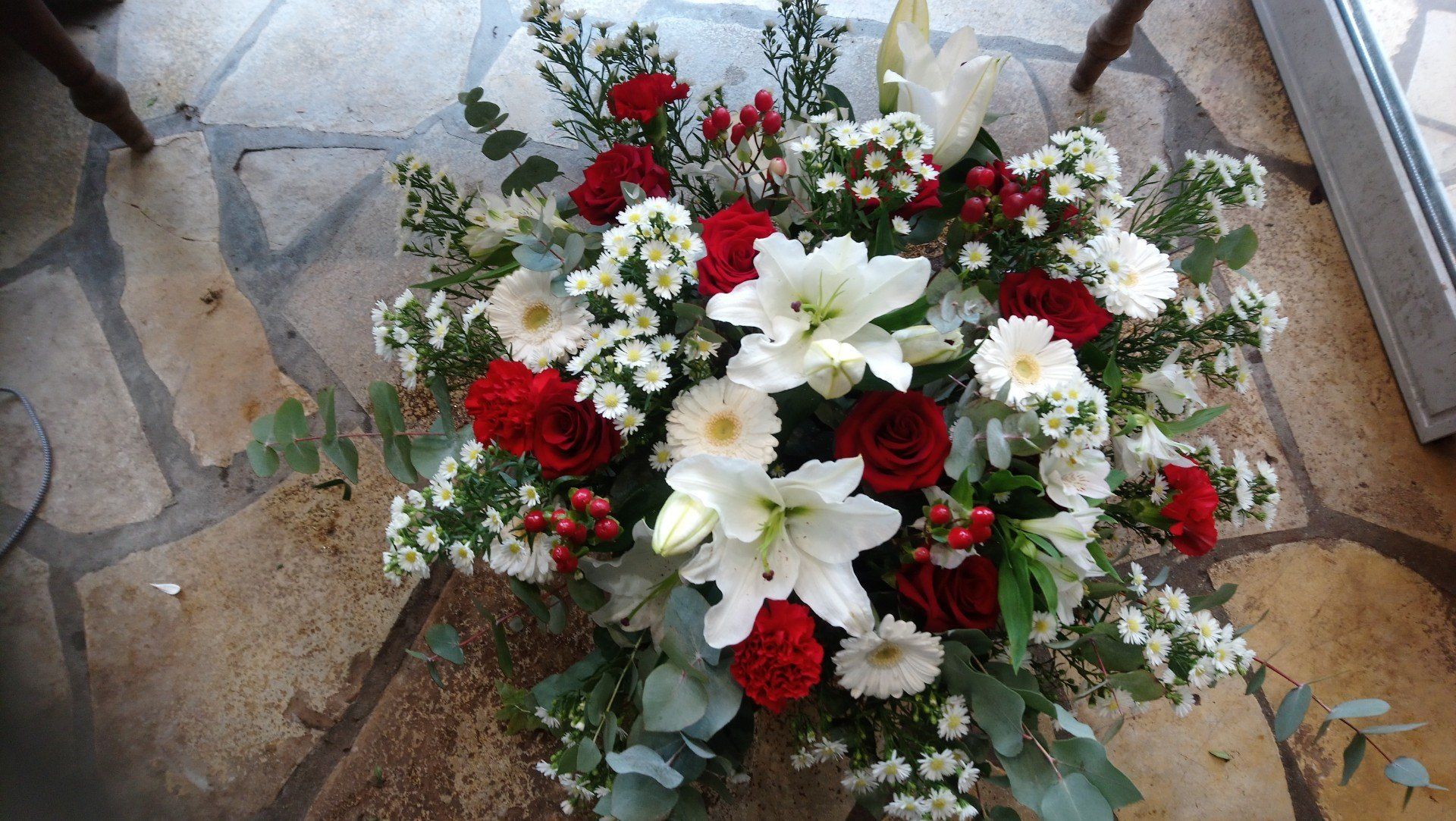 Bouquet de roses rouge et de lys blanc