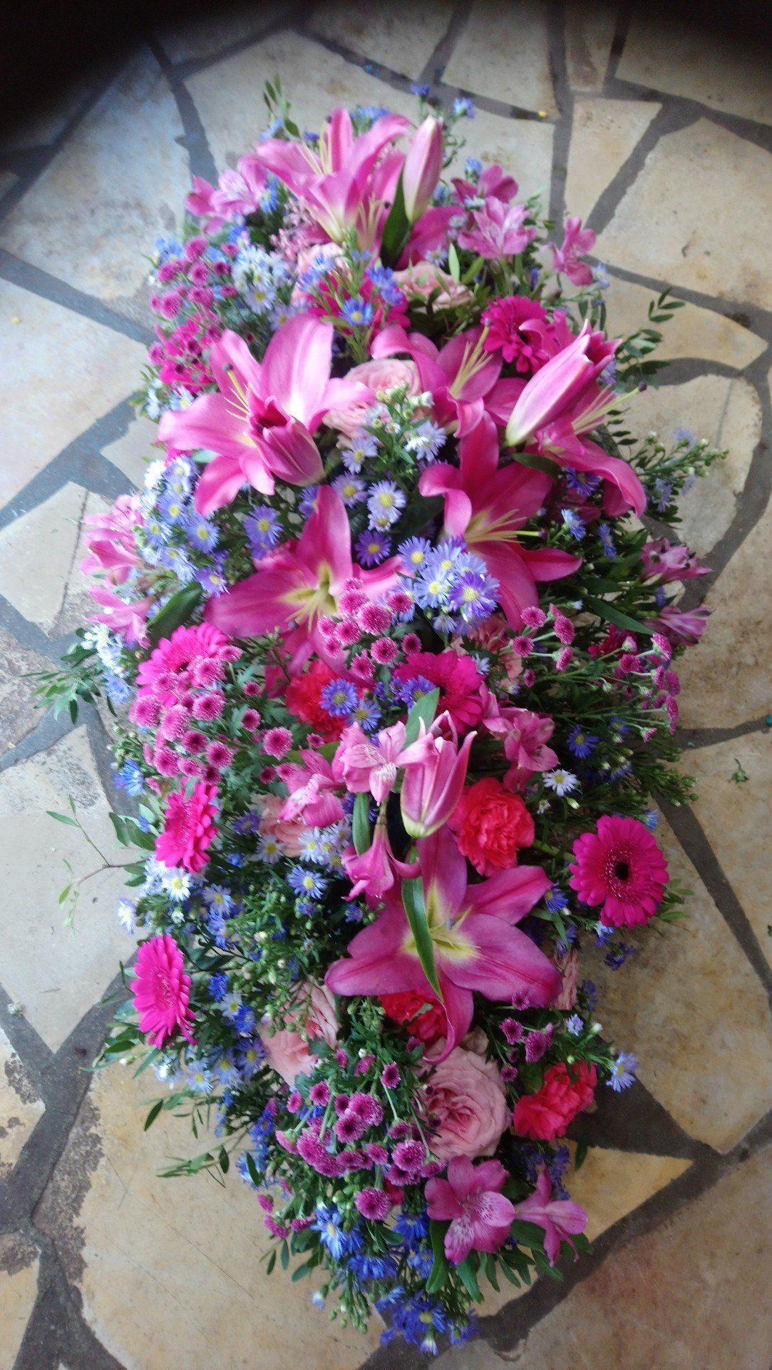 Gerbe de fleurs avec roses et lys rose