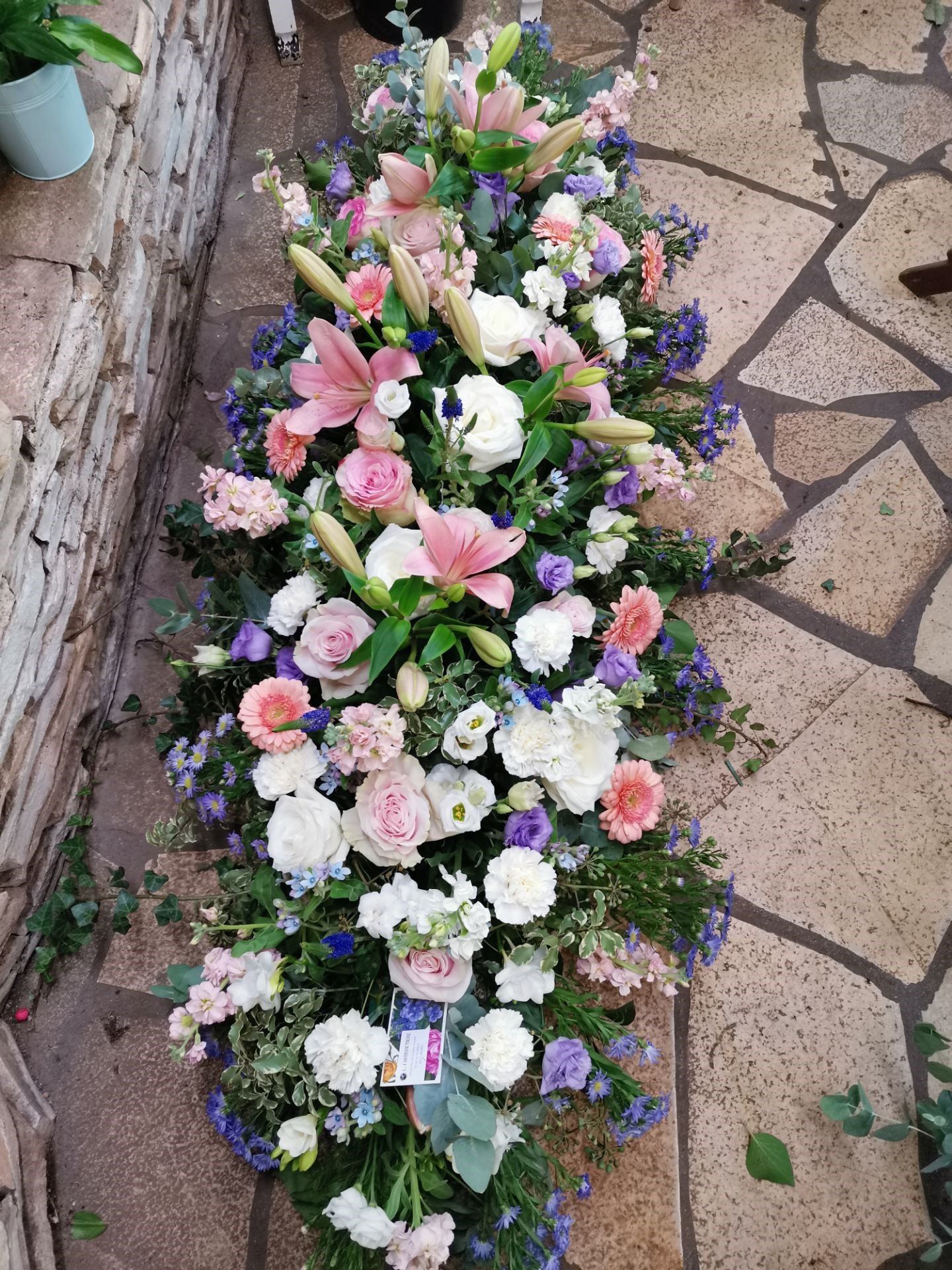 Dessus de cerceuil en fleurs roses et blanches