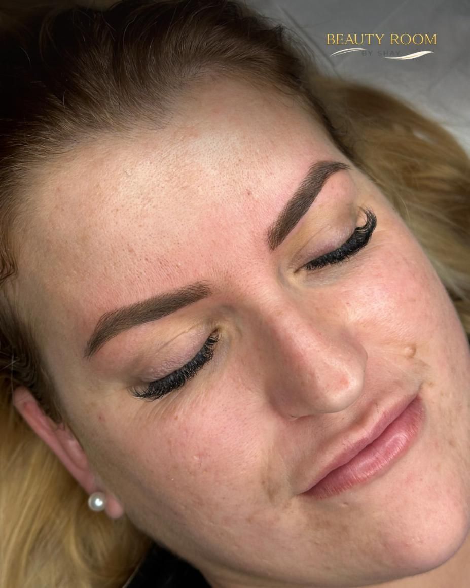 Primer plano de una mujer con los ojos cerrados, luciendo pendientes de perlas y un maquillaje discreto.