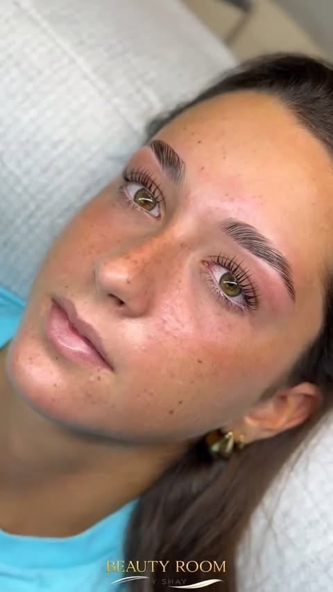 Primer plano de una persona tumbada sobre una almohada con el rostro húmedo y pendientes de oro.