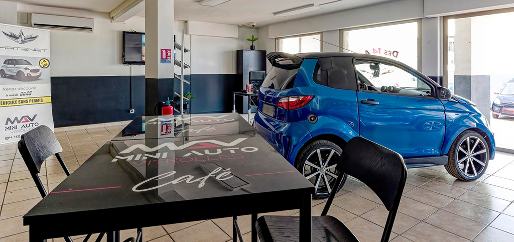 Voiture sans permis bleue avec une table