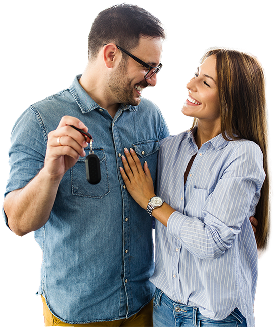 Un couple heureux avec une clé en main
