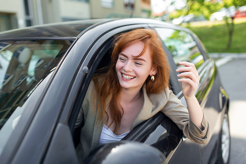 Femme souriante en voiture