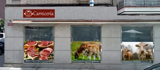 Escaparate de carnicería con imágenes de carne y vacas en las ventanas; cartel rojo encima.
