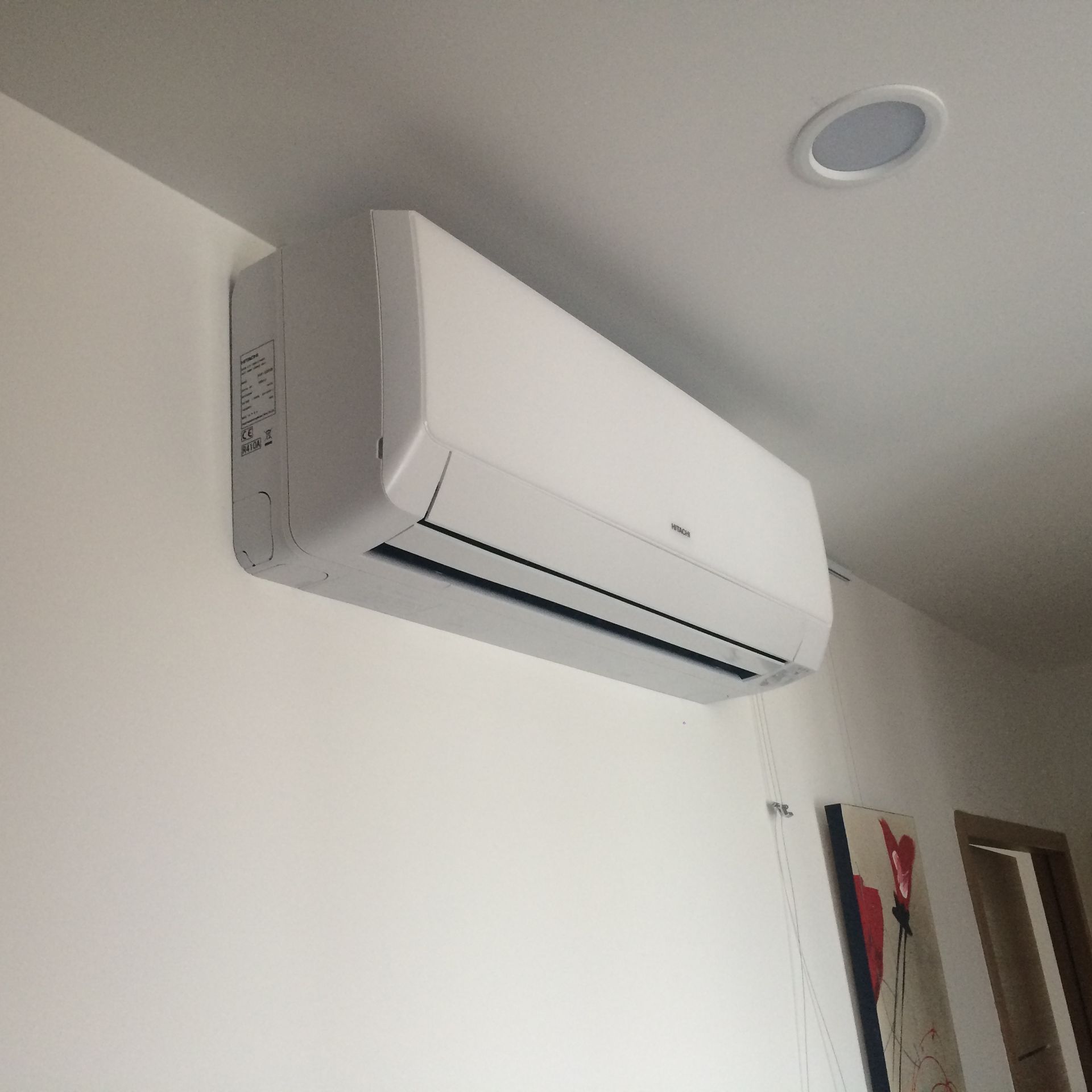 Un climatiseur réversible installé sur un plafond