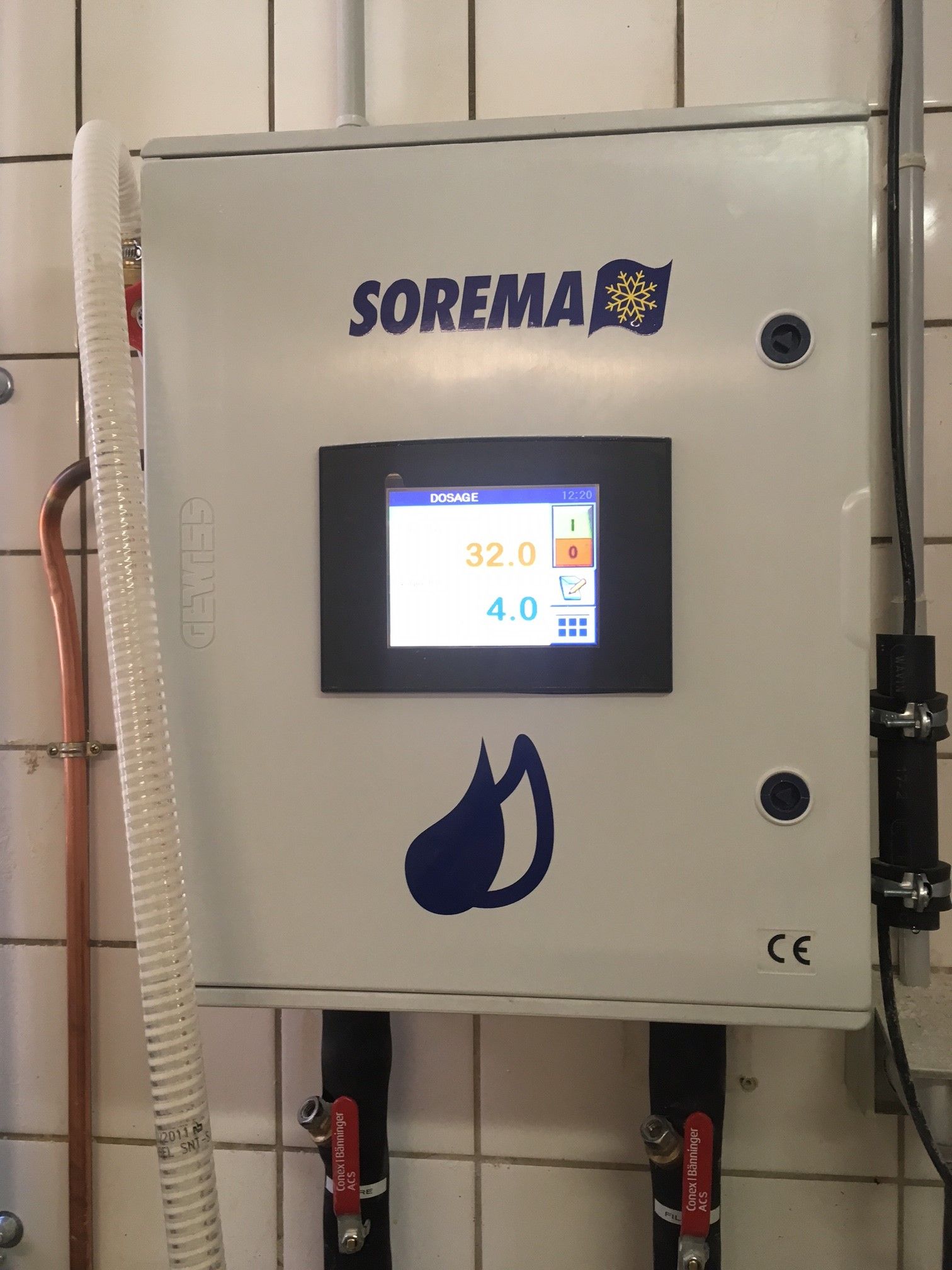 Une machine SOREMA posée contre un mur vue de face