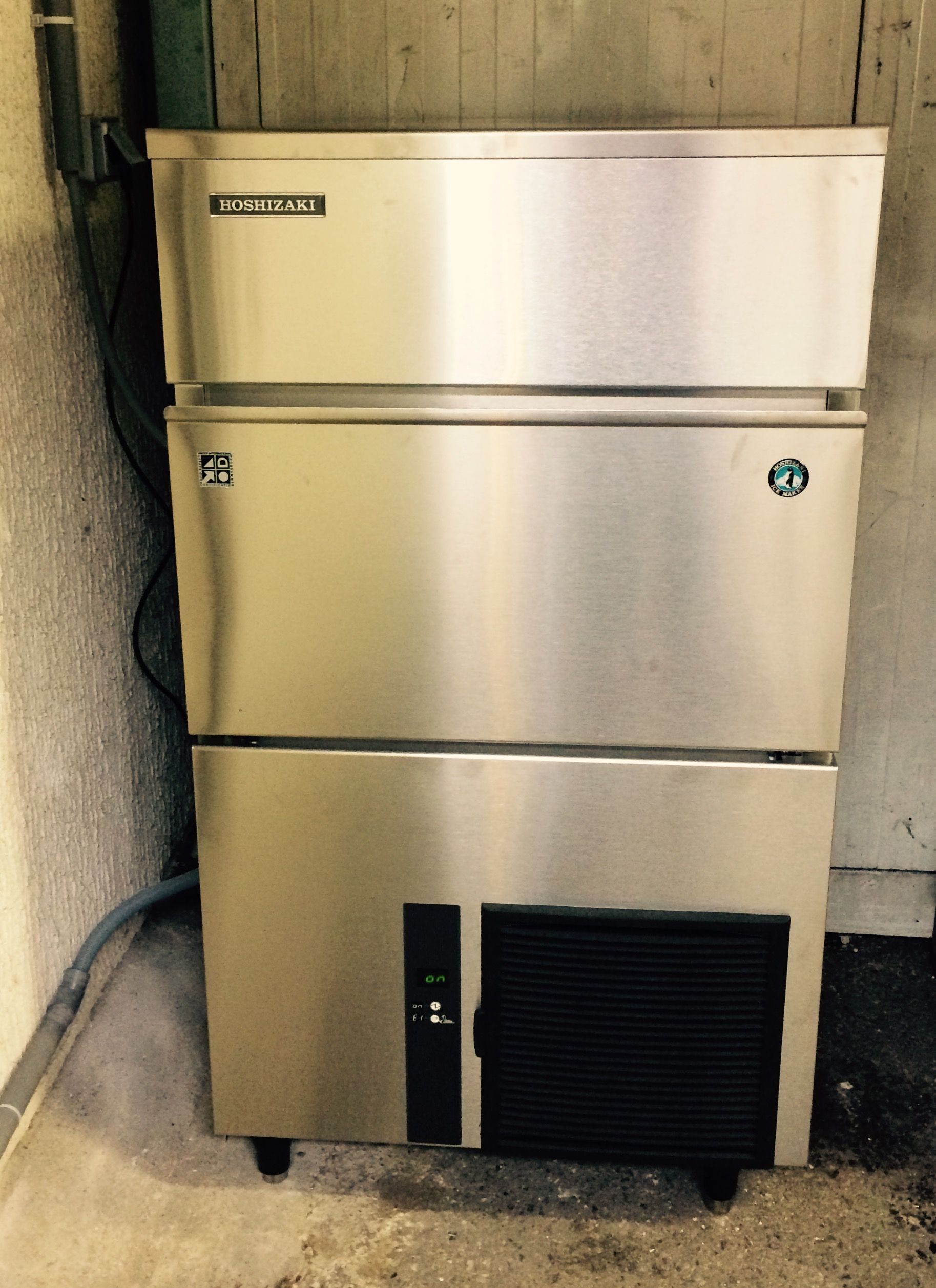 Un bloc en métal posé près d'un mur dans une pièce intérieure