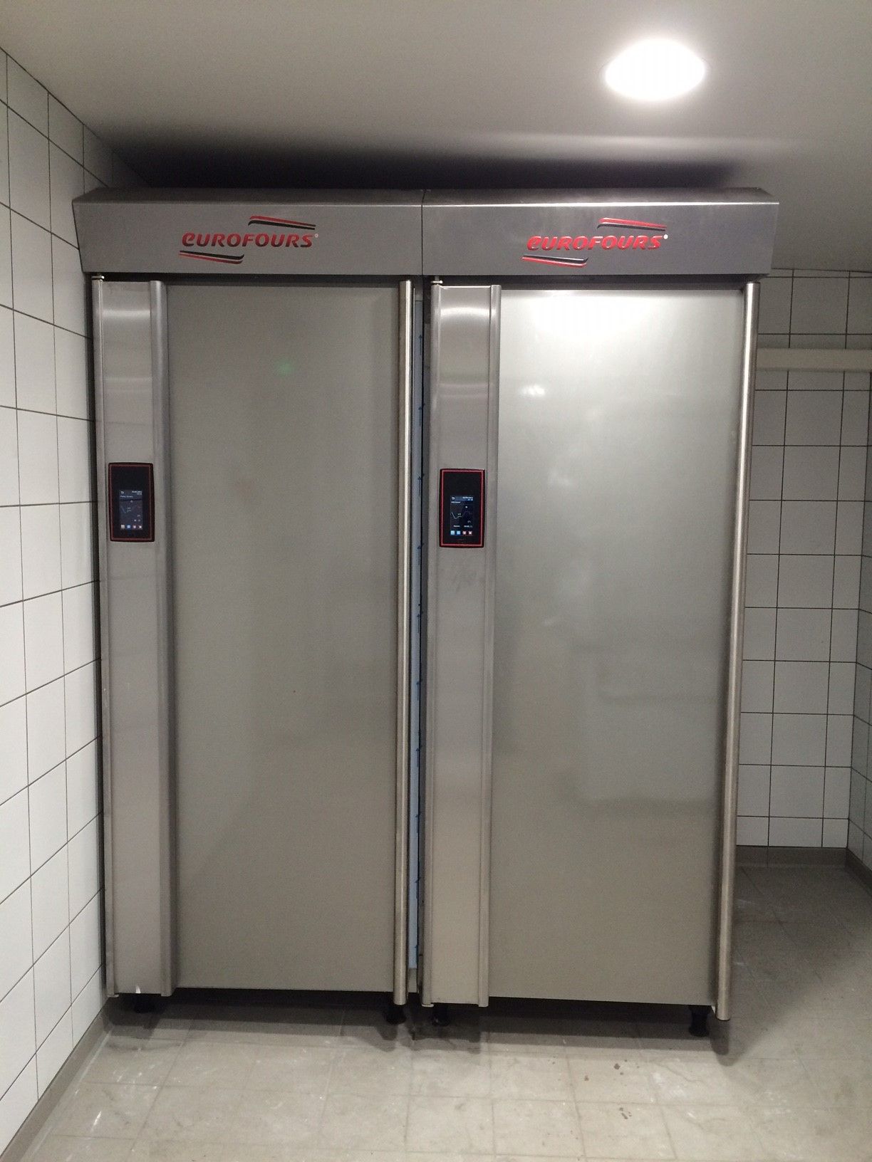 Deux chambres de fermentations côte à côte vues de face