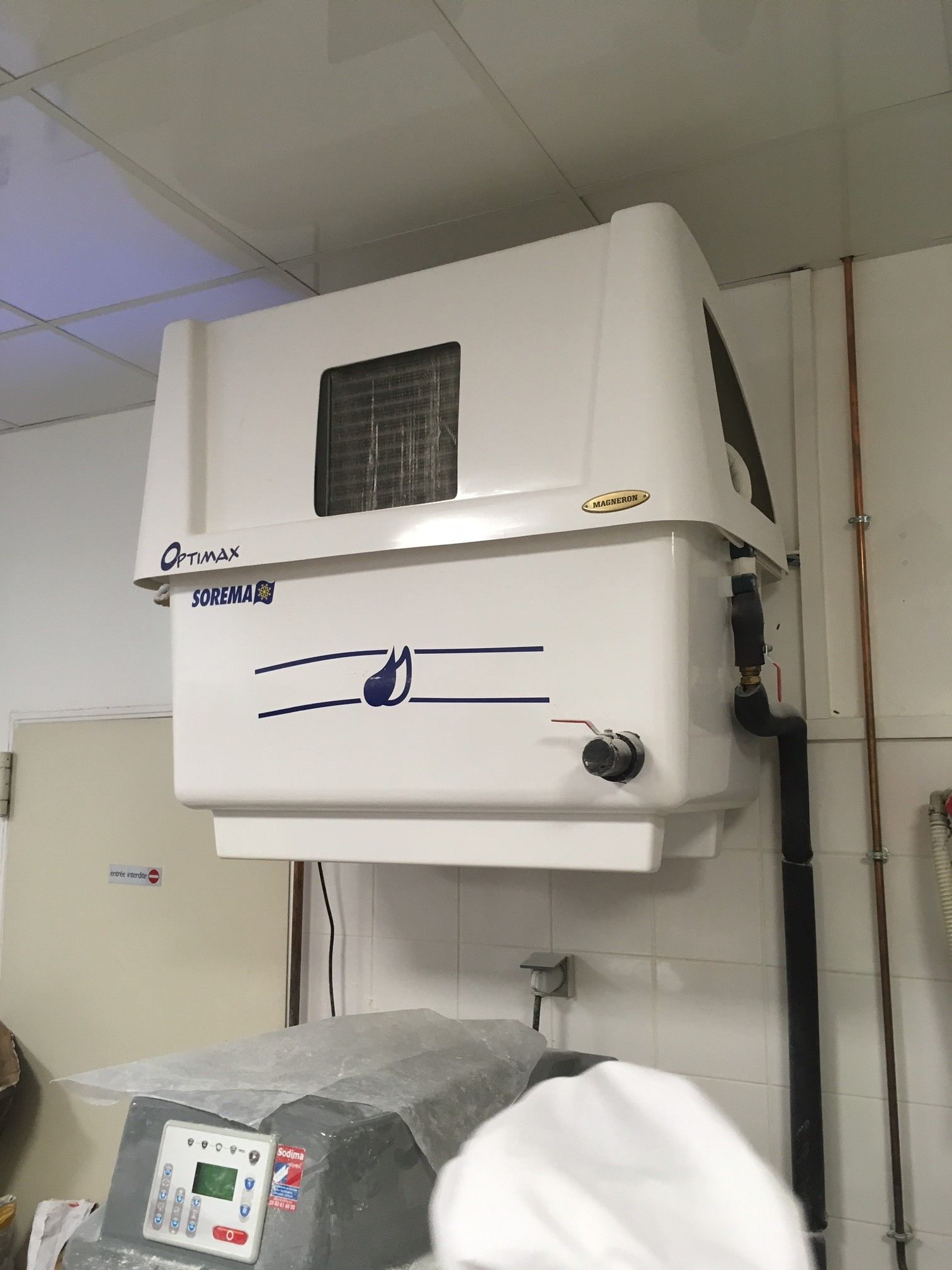 Un équipement frigorifique accroché sur le mur dans une pièce intérieure