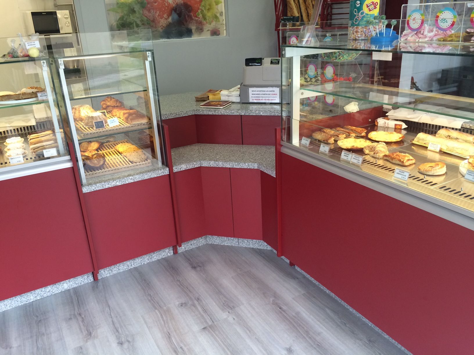 Un comptoir réfrigéré dans une boulangerie vu de face