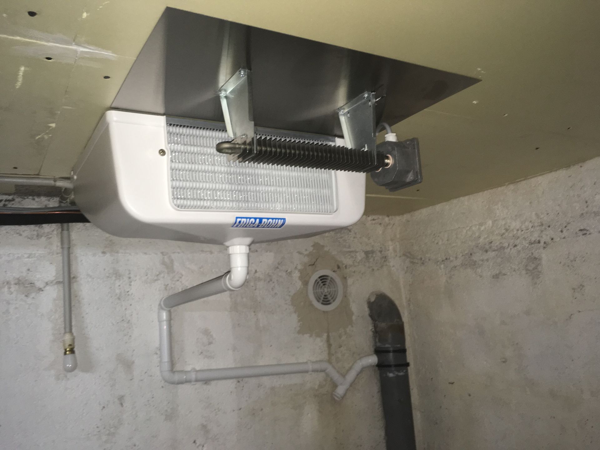 Un équipement installé au plafond et vu de 3/4