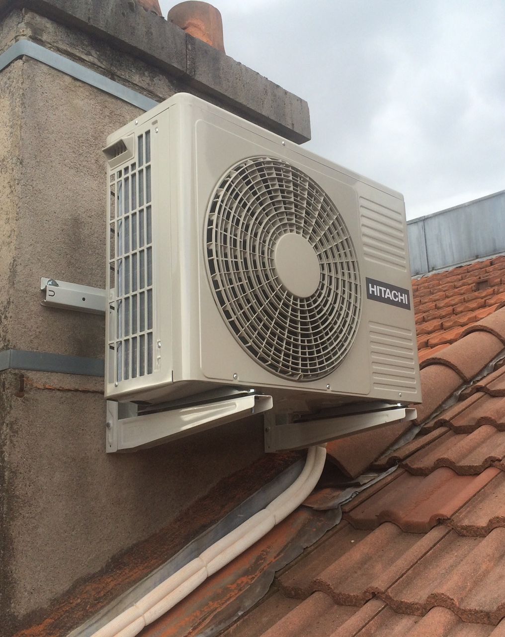 Une pompe à chaleur fixée sur une cheminée