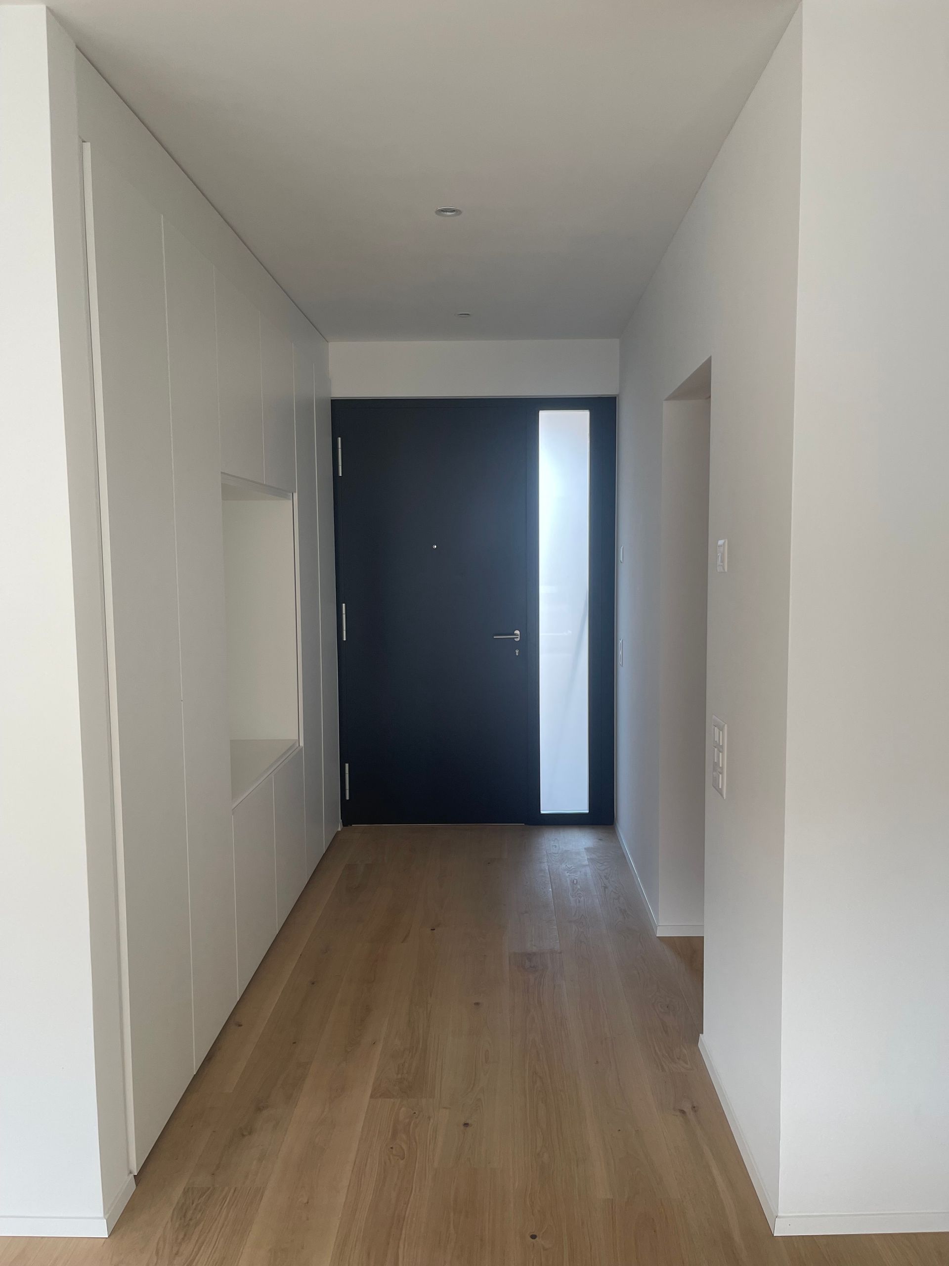 Entrata dell'appartamento con armadi bianchi