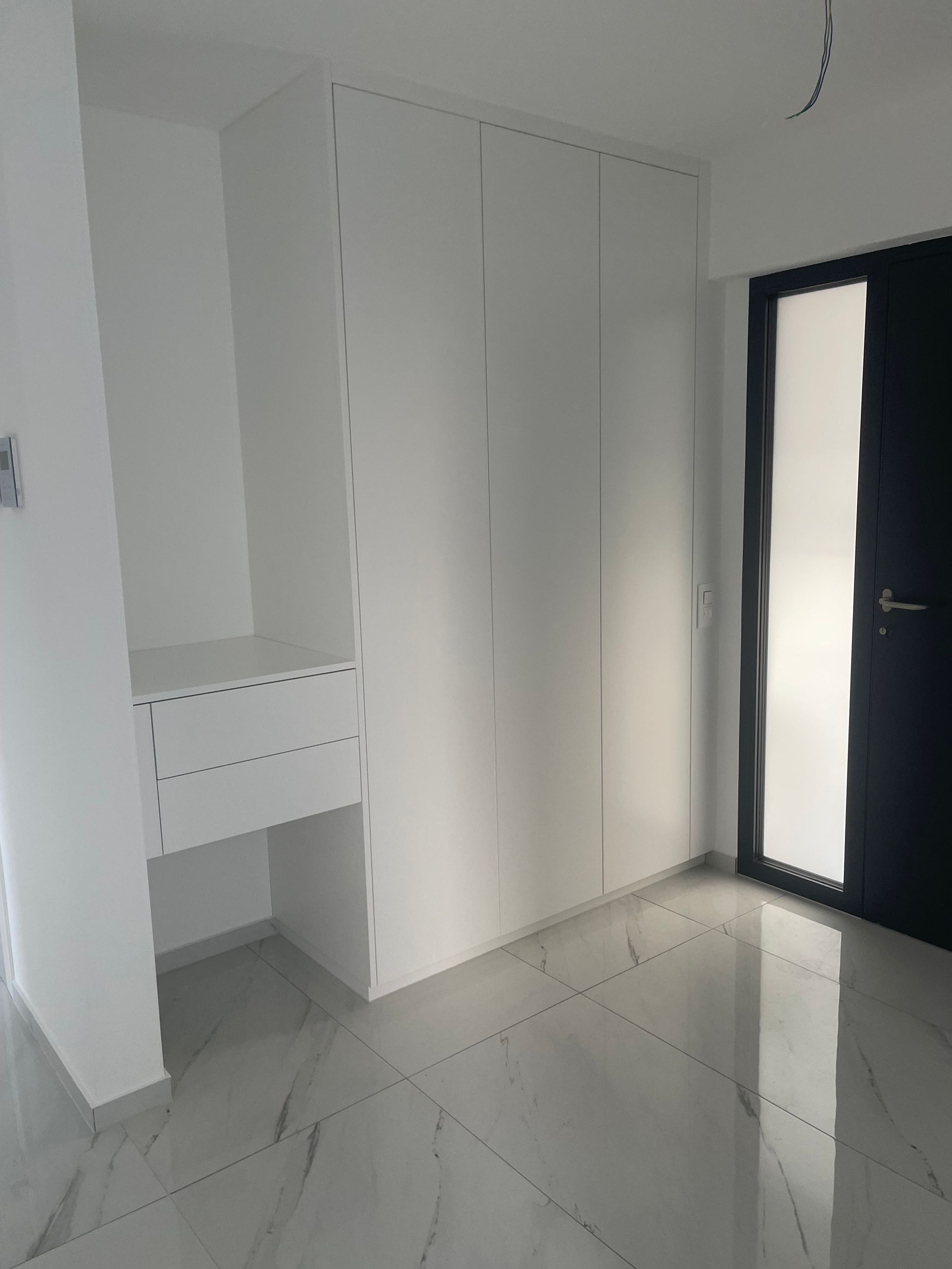 Appartamento moderno con molti armadi