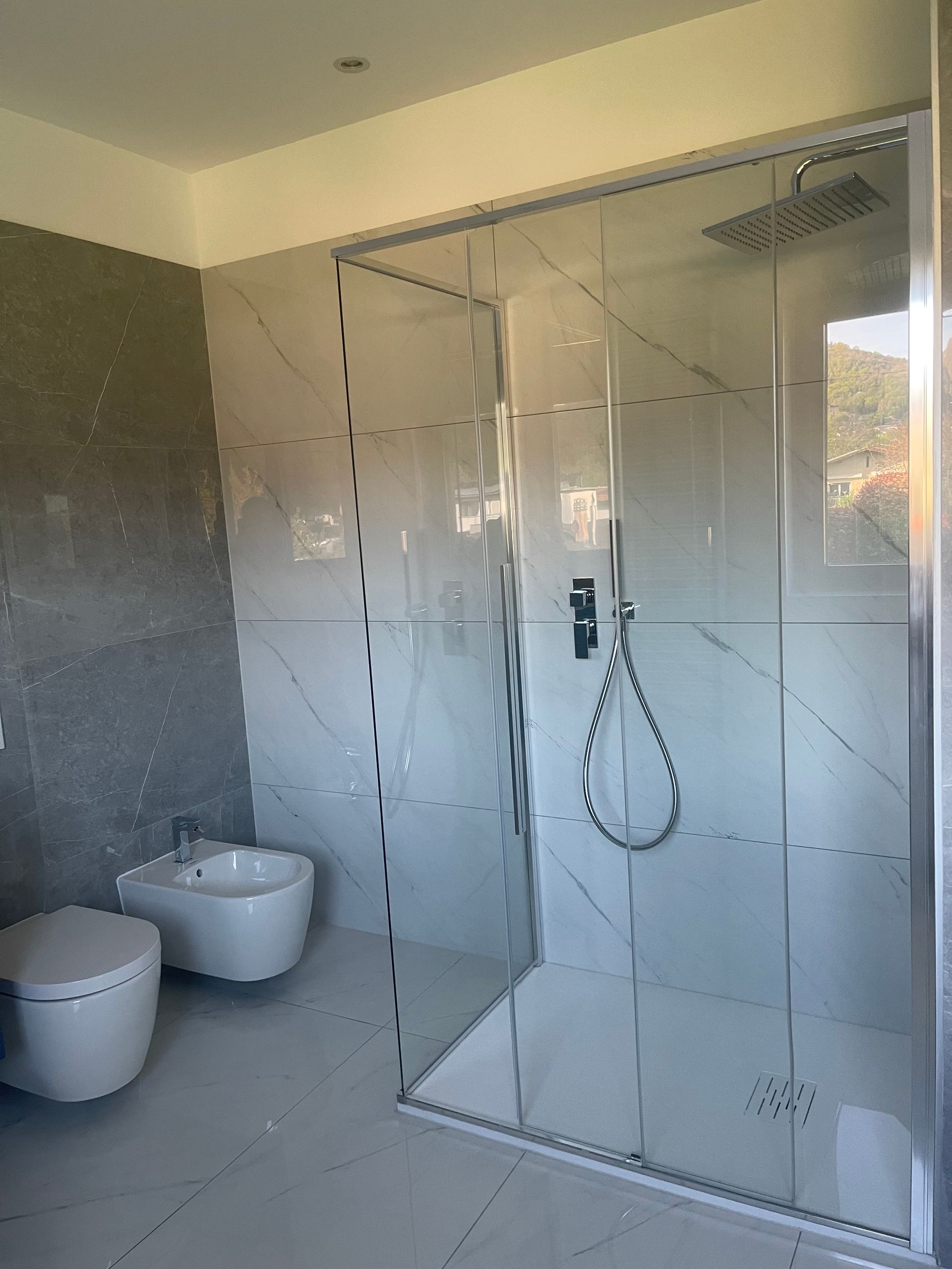 Bagno con ampia doccia