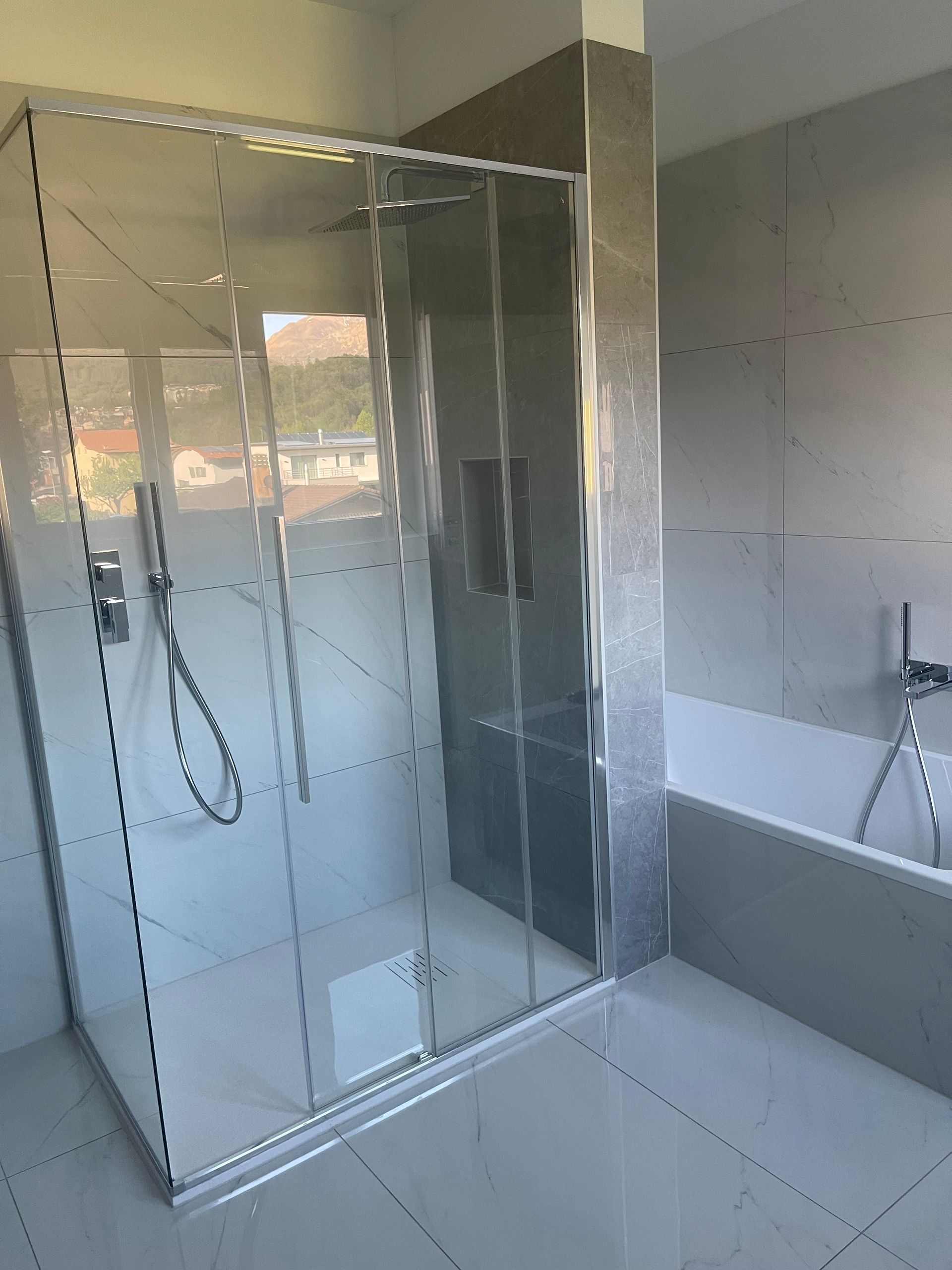 Bagno con doccia e vasca