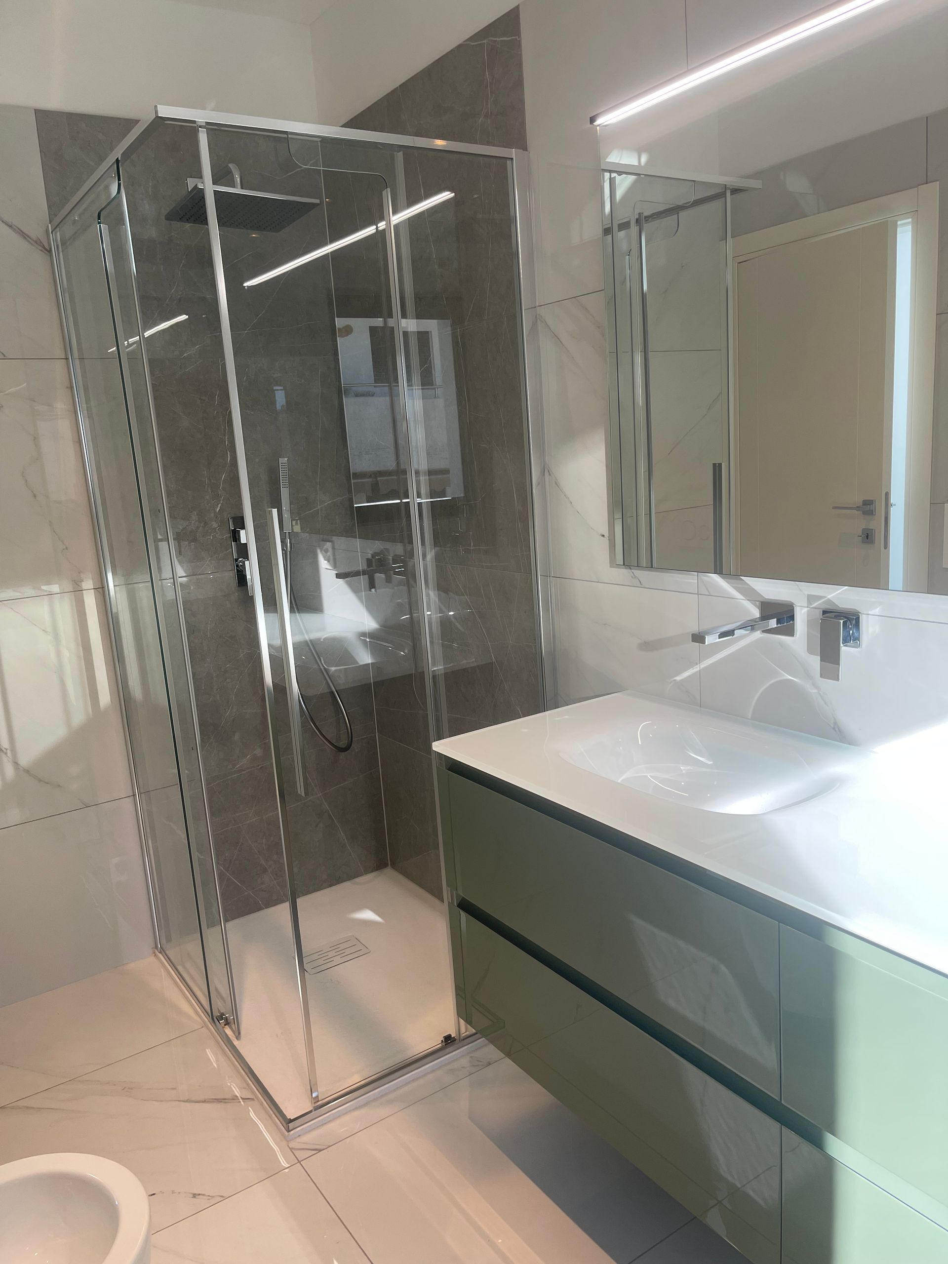 Bagno con doccia e vasca di appartamento moderno