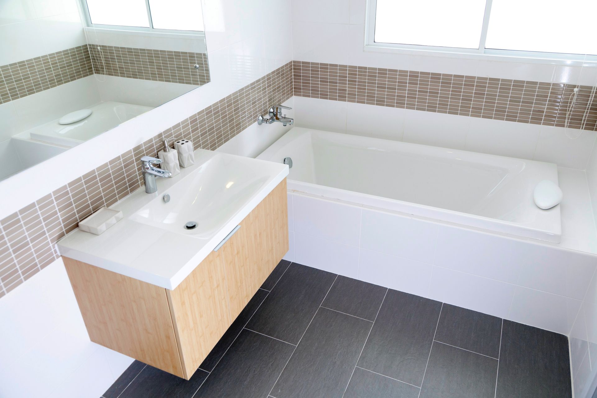 Une salle de bains avec de la faïence marron.