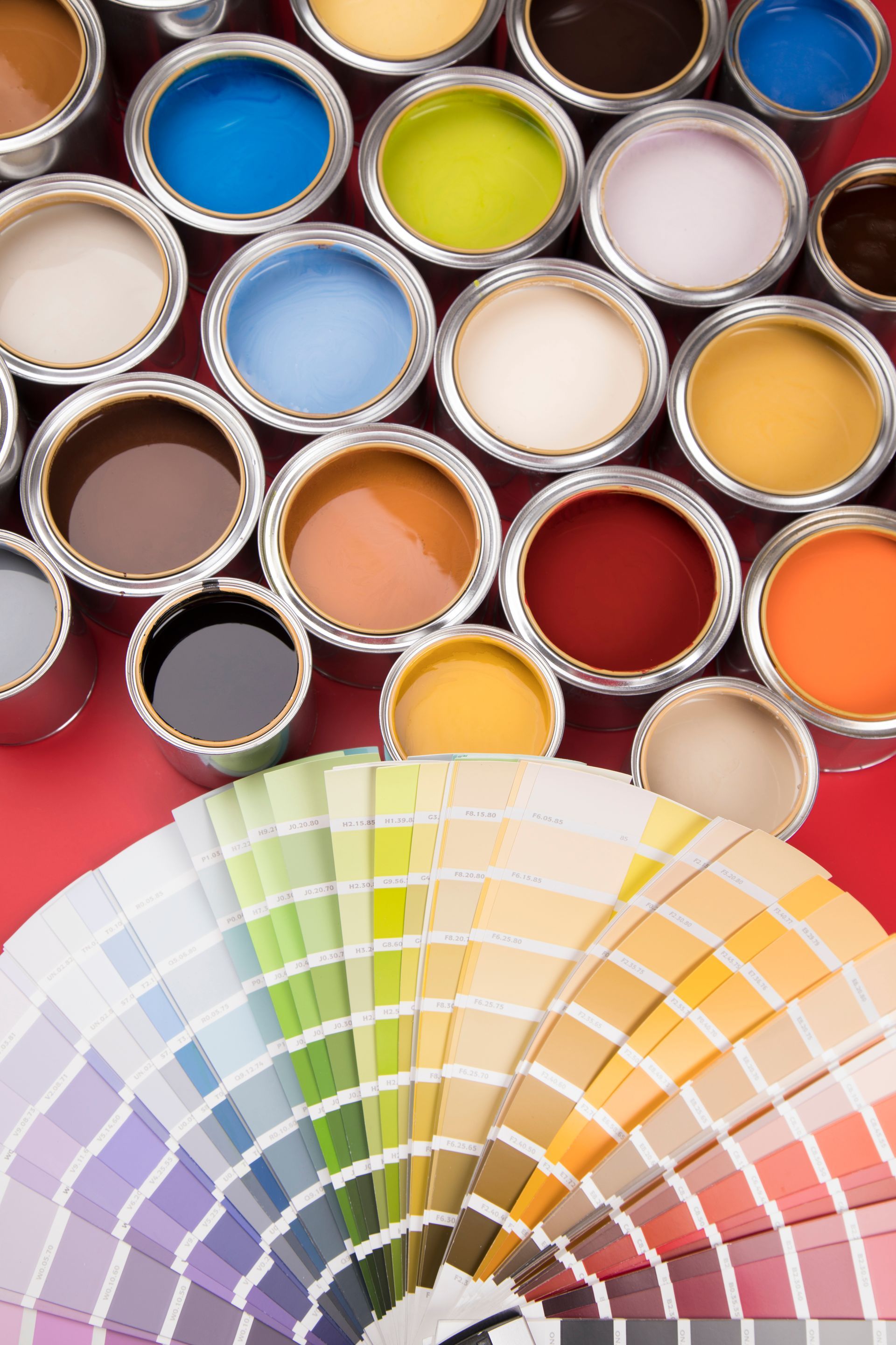 Un nuancier de couleurs et des pots de peinture.
