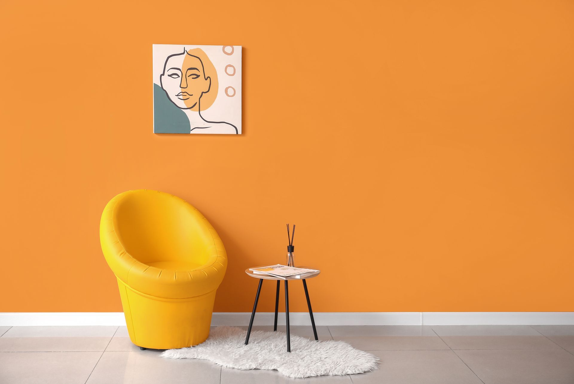 Un mur peint en orange.
