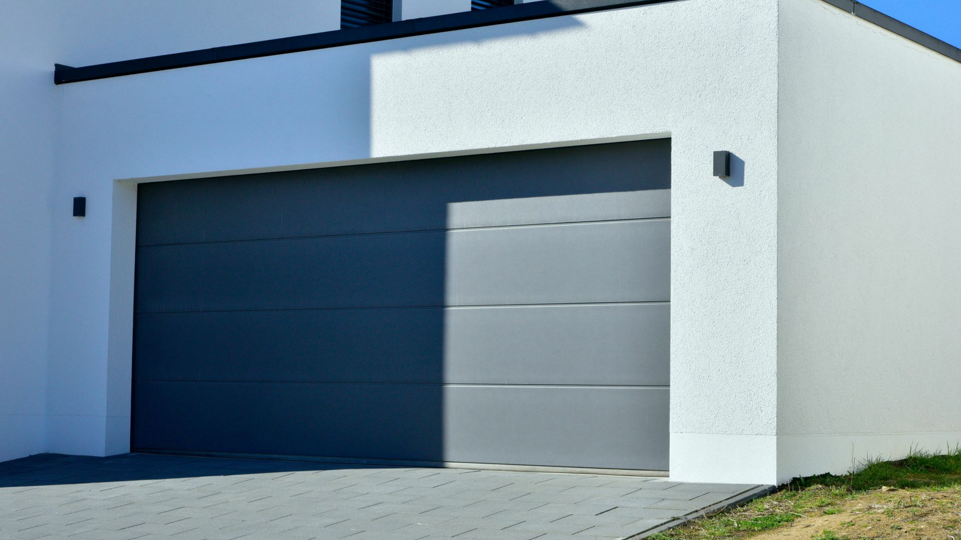 Extérieur de maison moderne avec une porte grise.
