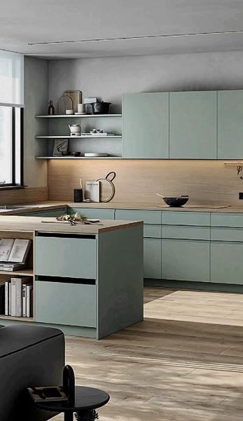 Cocina moderna con gabinetes color menta, detalles en madera, estantes abiertos y una isla central bajo iluminación tenue.