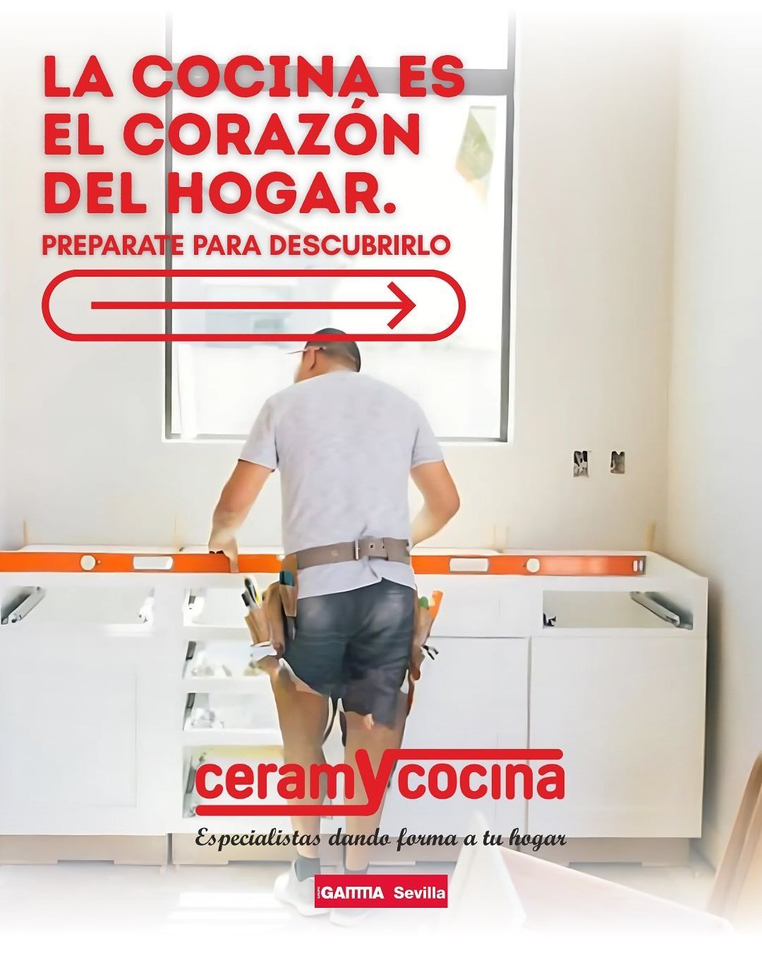 Persona de espaldas en cocina blanca, con anuncio rojo: “La cocina es el corazón del hogar”.