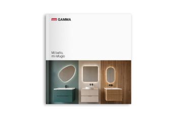 Anuncio de tocador de baño moderno con tres lavabos, espejos y el texto “Mi baño, mi refugio”.