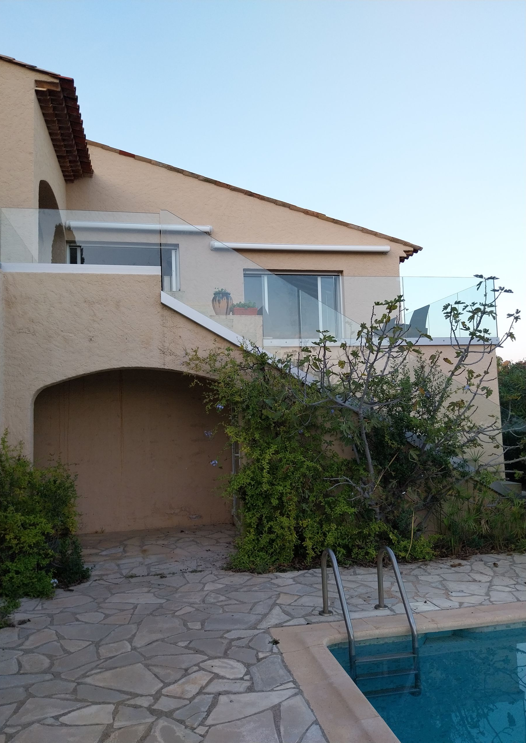 Garde-corps en verre d'un escalier extérieur