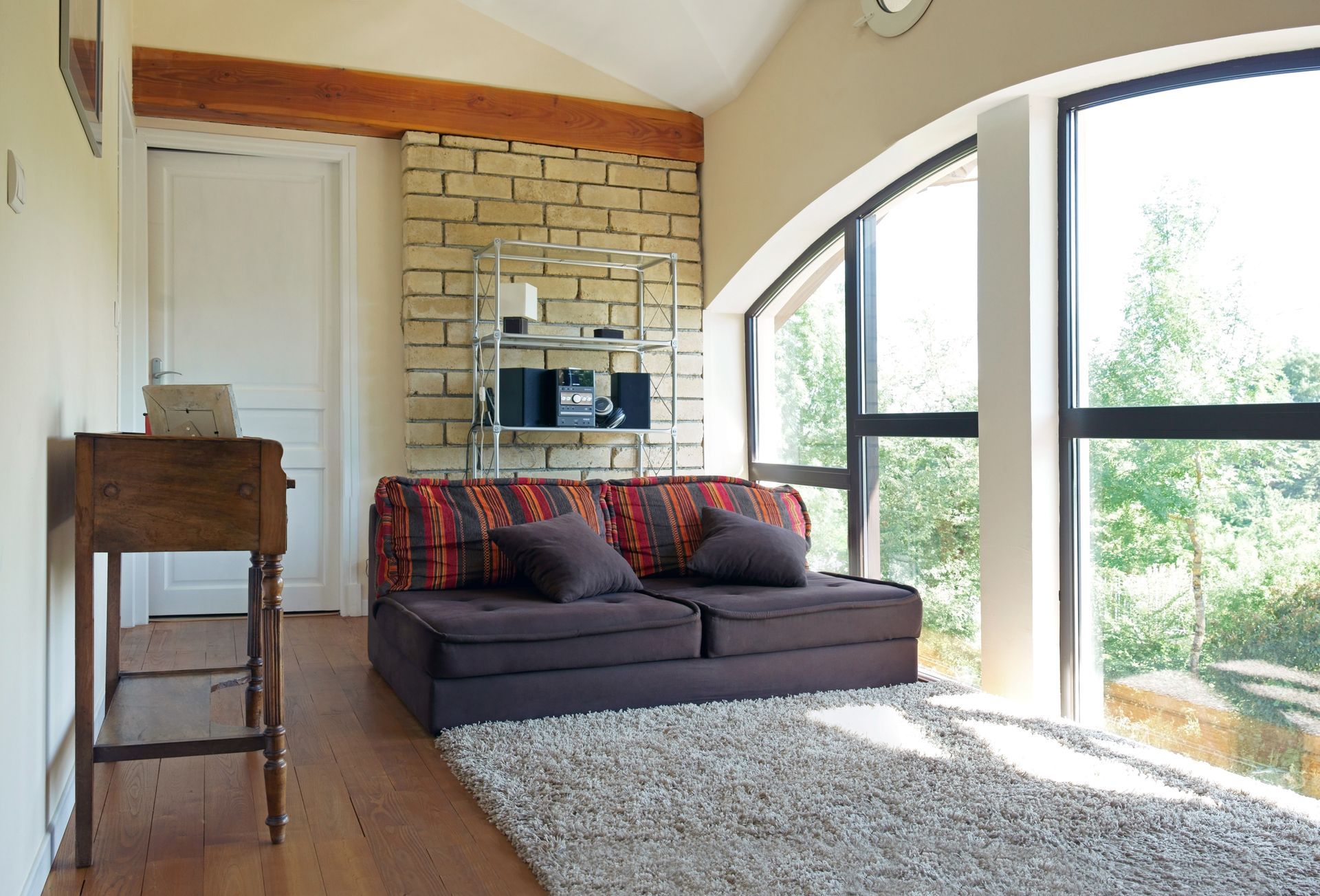 Salon avec baie vitrée arrondie